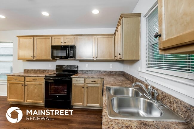 Photo - 875 Maple Trce