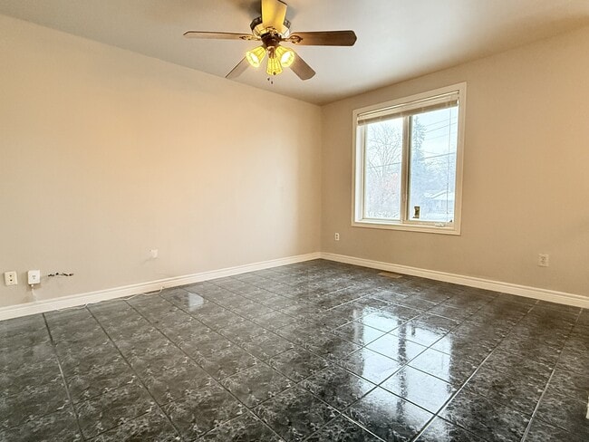 Photo - 800 Cabana Road E