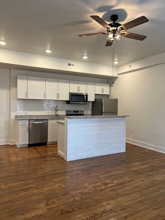 Building Photo - SOBO 300 LLC Unit 4