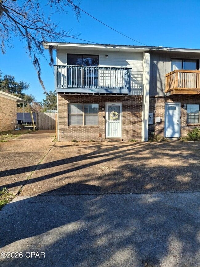 Building Photo - Gorgeous Townhome with a view!