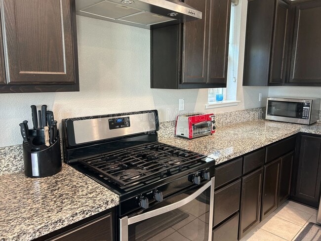 Photo - 5243 Comfrey St