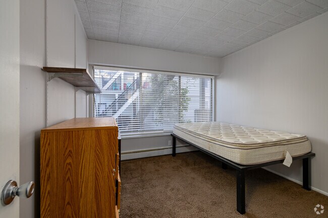 2BR, 1BA - 1,004SF - Primary Bedroom
