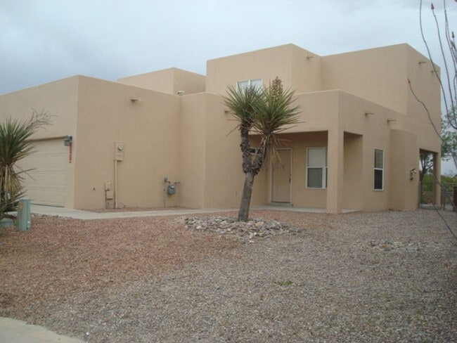 Building Photo - Cute Townhouse in Desirable Area- Close to...