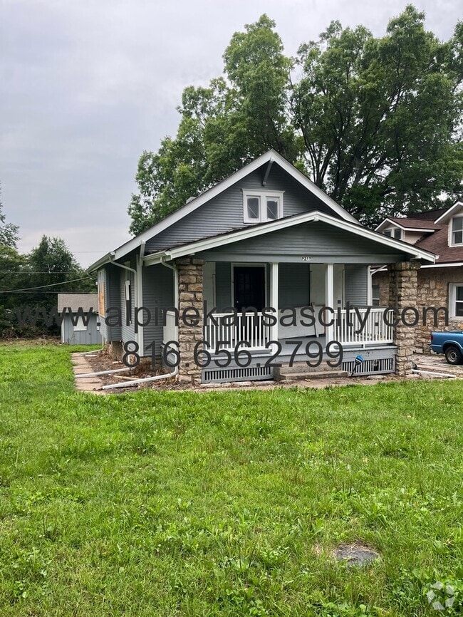 Building Photo - Updated Bungalow in Center District! Rental