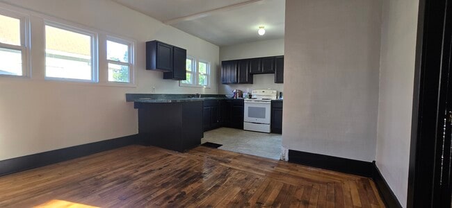 Photo - 409 Corunna Ave