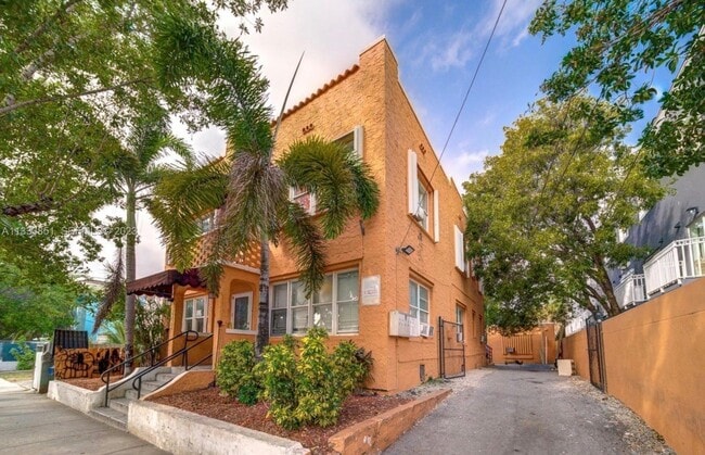 Building Photo - 1429 SW 3rd St Unit 4