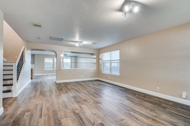 Building Photo - 4 Bedroom 2 1/2 bath Springtree Ranch Subdivision