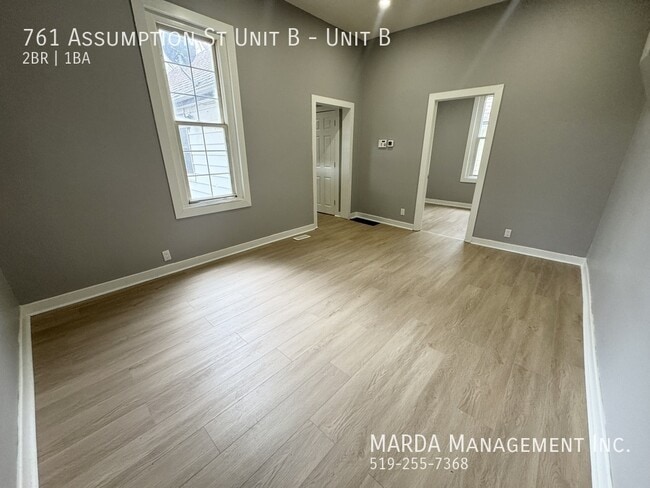 Building Photo - NEWLY RENOVATED 2 BED / 1 BATH Unit B