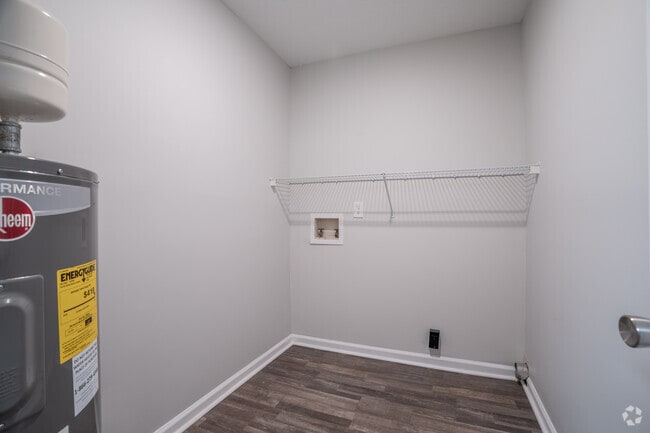 2BR, 2BA - 922SF - Laundry