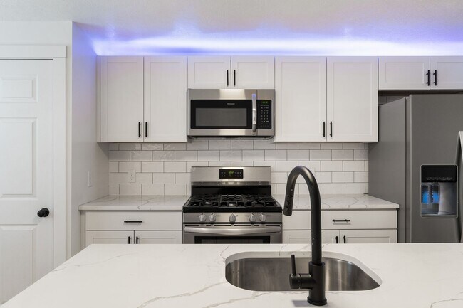 Photo - Luxury 3 bed 2 bath, large courtyard, amazing south side flats location!