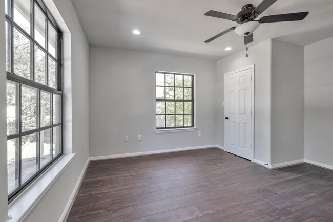 Photo - 7312 Main St
