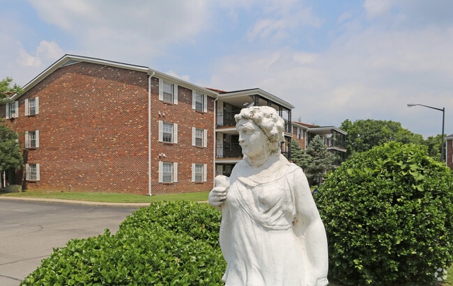 Whispering Hills Apartments Southeast