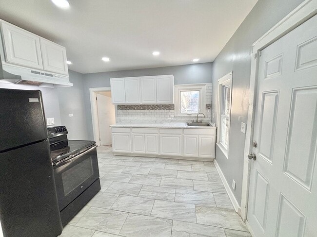 Building Photo - Spacious 4bd Home | 1st Floor Laundry Room | Hardwood Floors