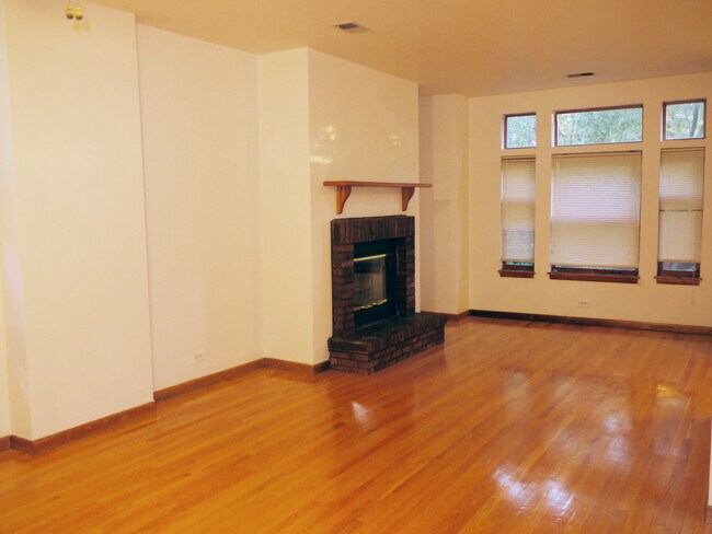 713 S Claremont, 1 de abril, 2 de abril - Sala de estar/comedor - Harris Point Chicago