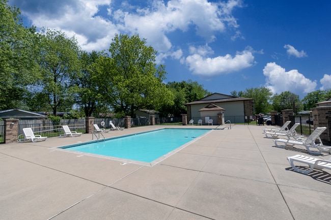 English Village II - Pool