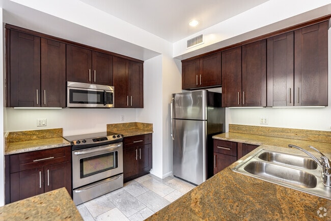 2BR, 2BA - 988SF - KITCHEN