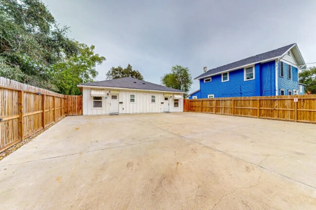 Photo - 702 5th St Unidad ID1268425P