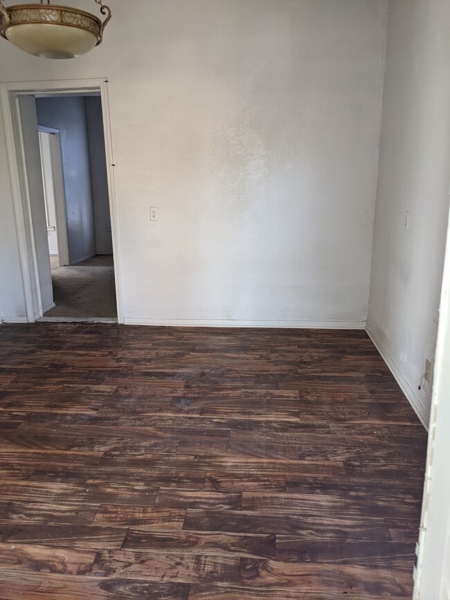 Photo - 551 E Southcross Blvd