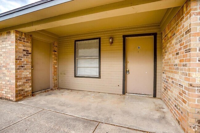 Building Photo - Updated 2 bedroom 1 bathroom close to ever... Rental