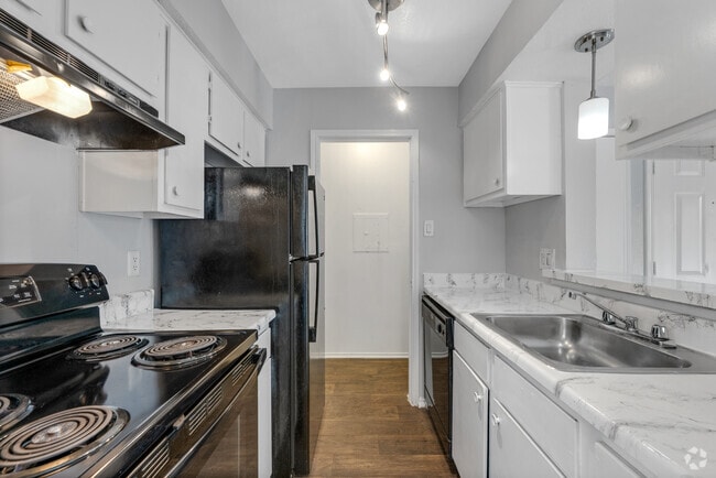 1BR, 1BA - 580SF - Kitchen - The Vail