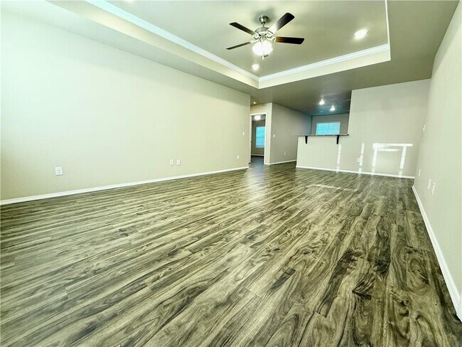 Photo - 817 Saddlebrook St