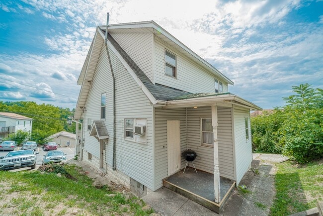 Photo - 4 Bedroom/ 2 Bathroom House - Downtown - A...