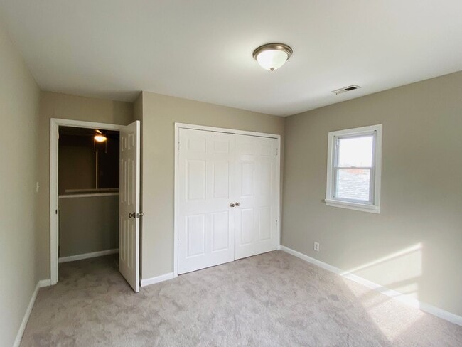 Photo - Very Spacious 5bdrm/2bth Bungalow Located in South Richmond w/Privacy Fenced Back Yard!!