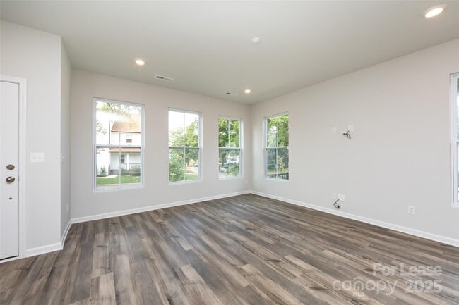 Photo - 2550 Lydia Ave