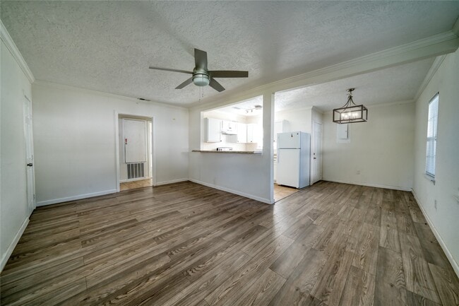 Building Photo - 303 Park St