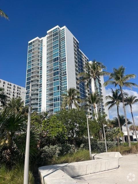 Building Photo - 2655 Collins Ave Unit 2105 Rental