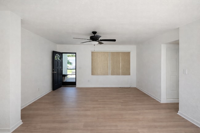 Photo - 640 Jasmine Rd