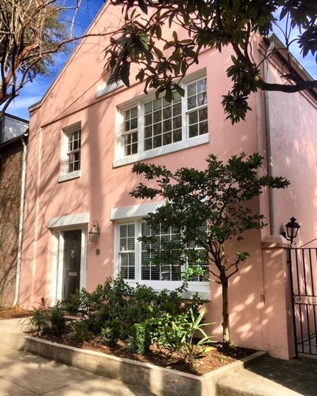 Building Photo - Downtown Town House - Steps to the Battery, Colonial Lake and King Street!