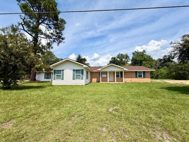 Building Photo - 140 Lake Dr
