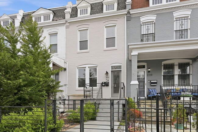 Building Photo - 2121 4th St NE Unit 1