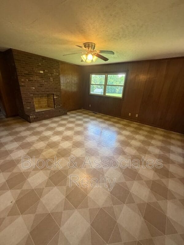 Photo - 304 Swaim St