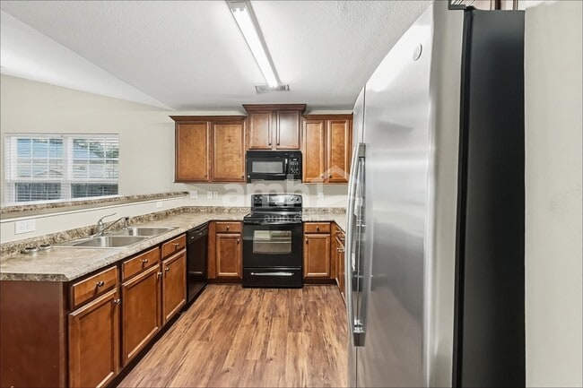 Photo - 410 Lind Point Ln