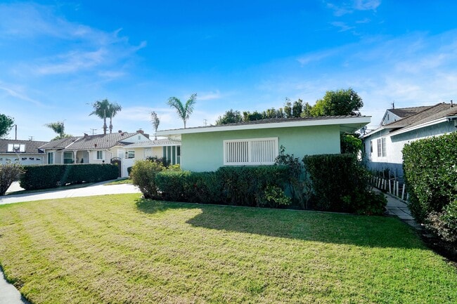 7335 Donna Ave