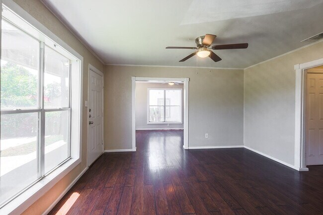 Photo - 3/2 with Bonus room!