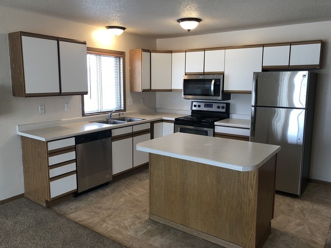 Photo - Royal Oaks Apartments