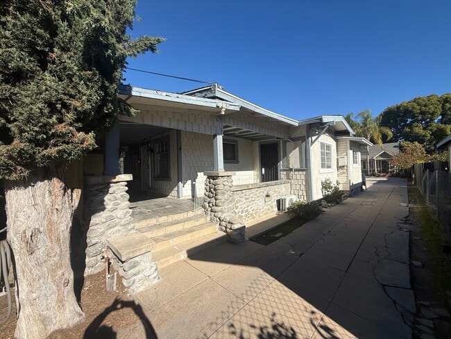 Building Photo - 396 N Mentor Ave Unit 396