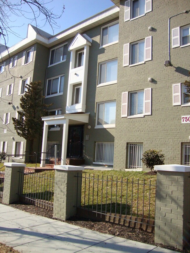 Building Photo - 750 Barnaby St SE Unit 202