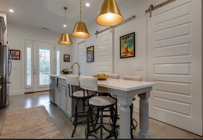 Photo - 700 James Ave