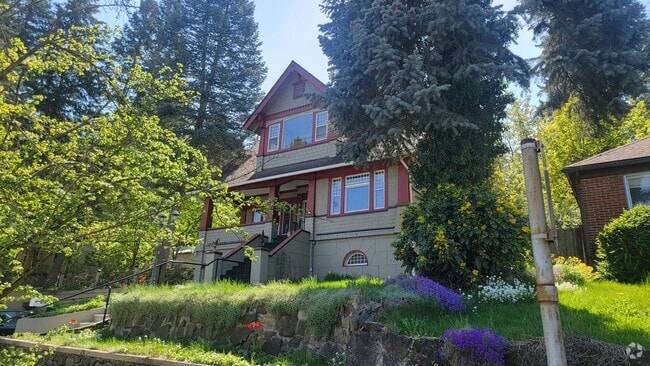 Building Photo - Beautiful Classic 4+ Bedroom 3,800 Sq. Ft.... Rental