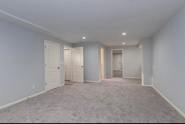 Photo - 5730 Clark St