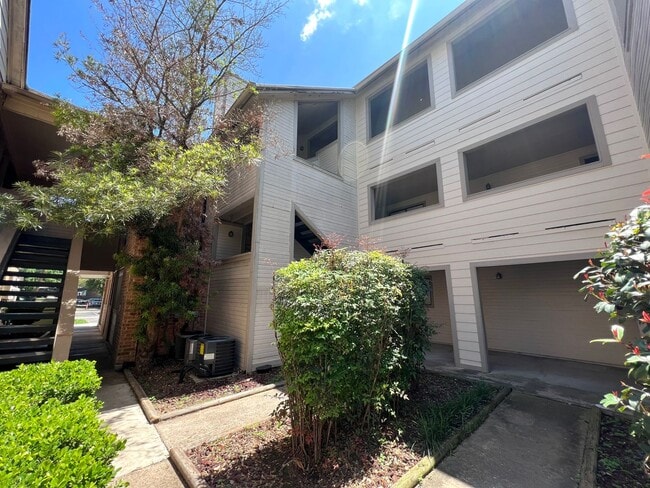 Photo - 2 Bedroom 2 Bath Condo Home for rent near Downtown Austin, Top Floor with Balcony, Gated Community