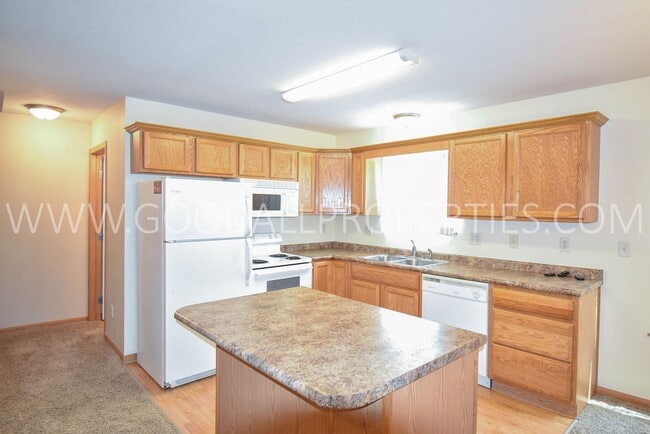 Photo - 2-Bedroom, 2-Bath Urbandale Townhome with 2-Car Attached Garage