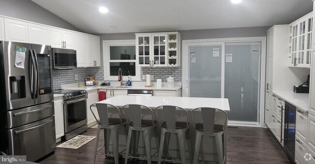Building Photo - 1385 Rollinghouse Dr