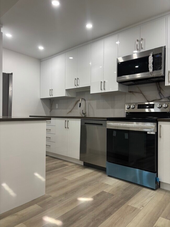 Photo - 720 Av. Marin