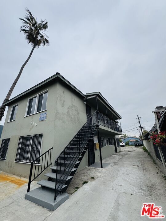 Building Photo - 810 W 62nd St Rental