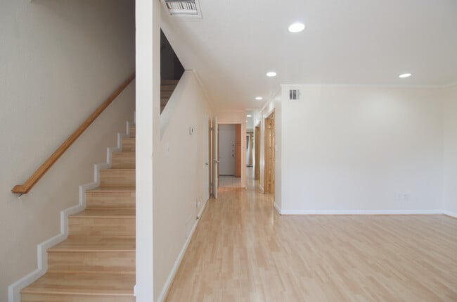 Sala de estar - 1348 N Orange Dr Unidad 2